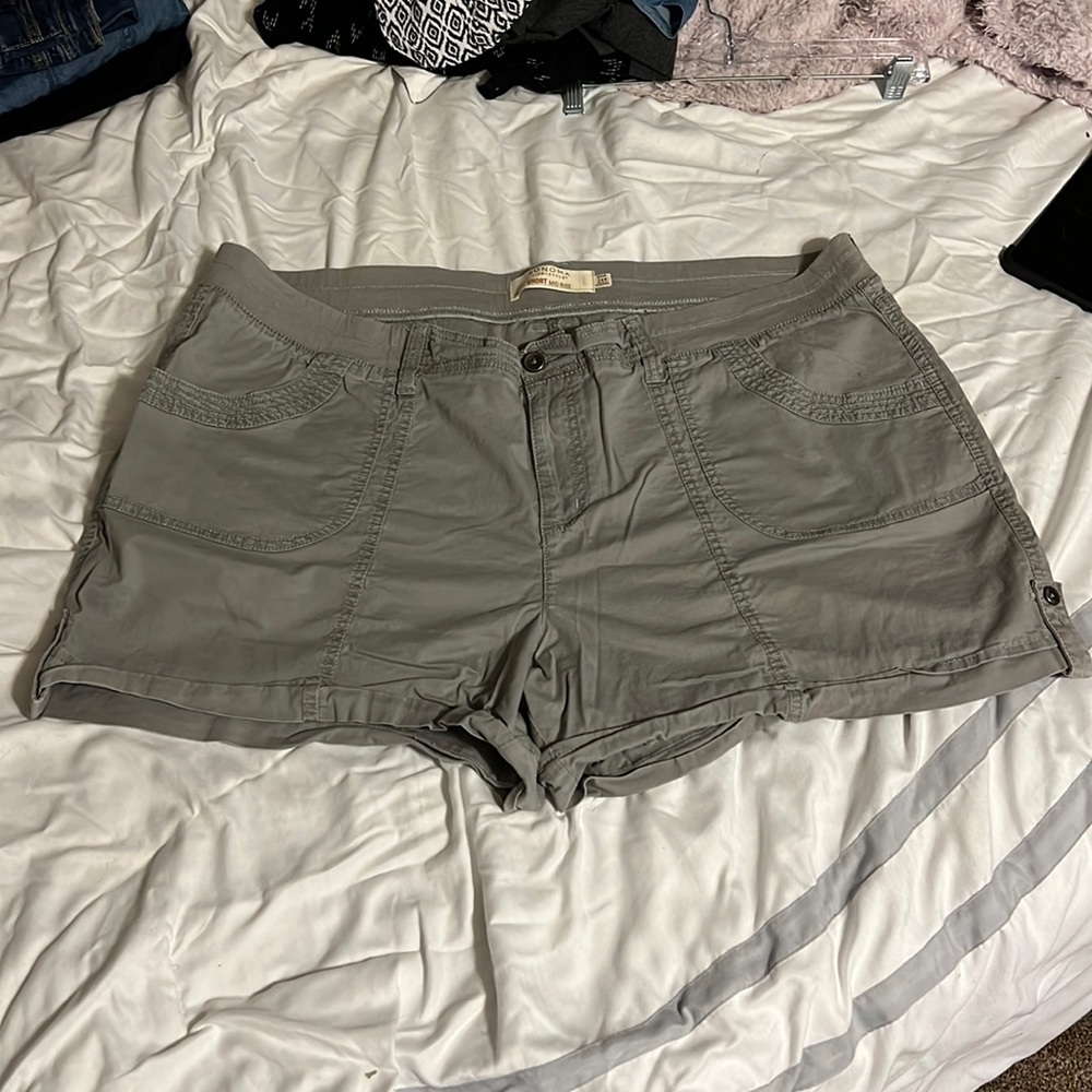 Sonoma life+style gray mid rise shorts